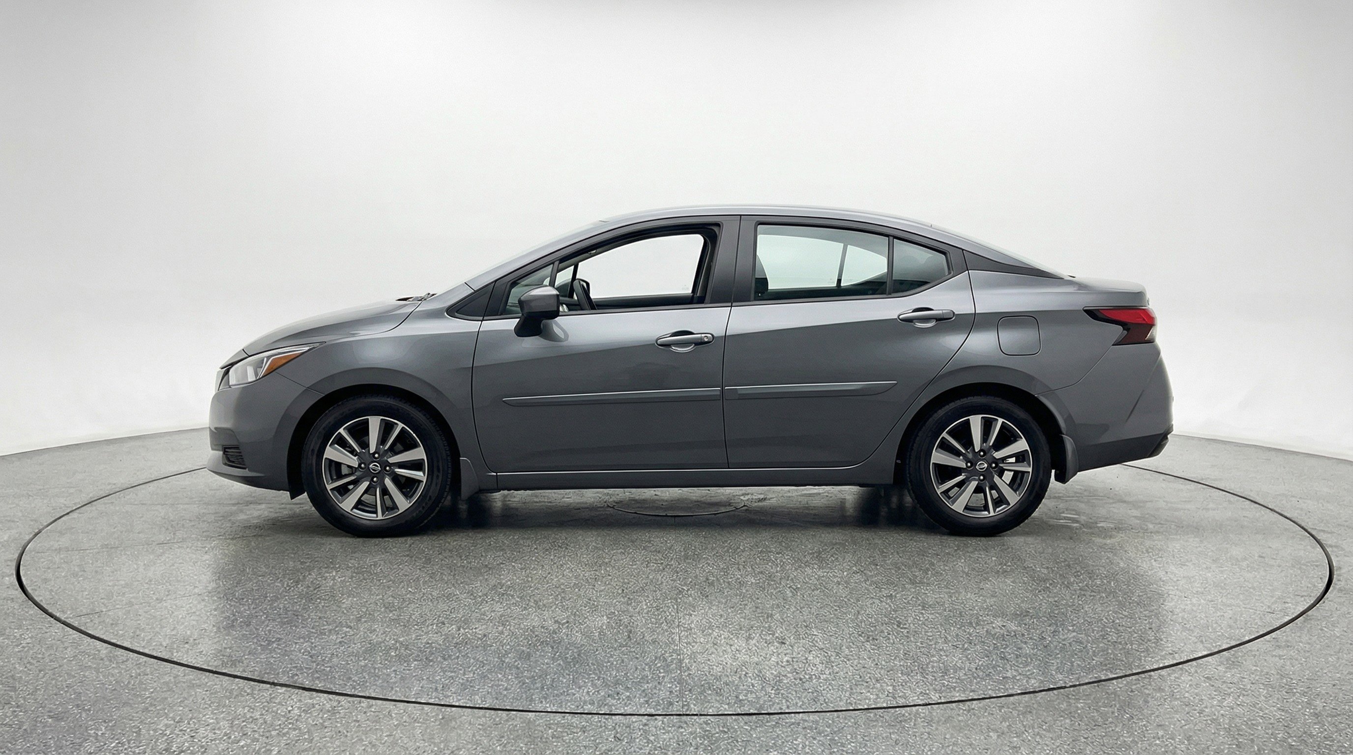 Used 2025 Nissan Versa SV image 5