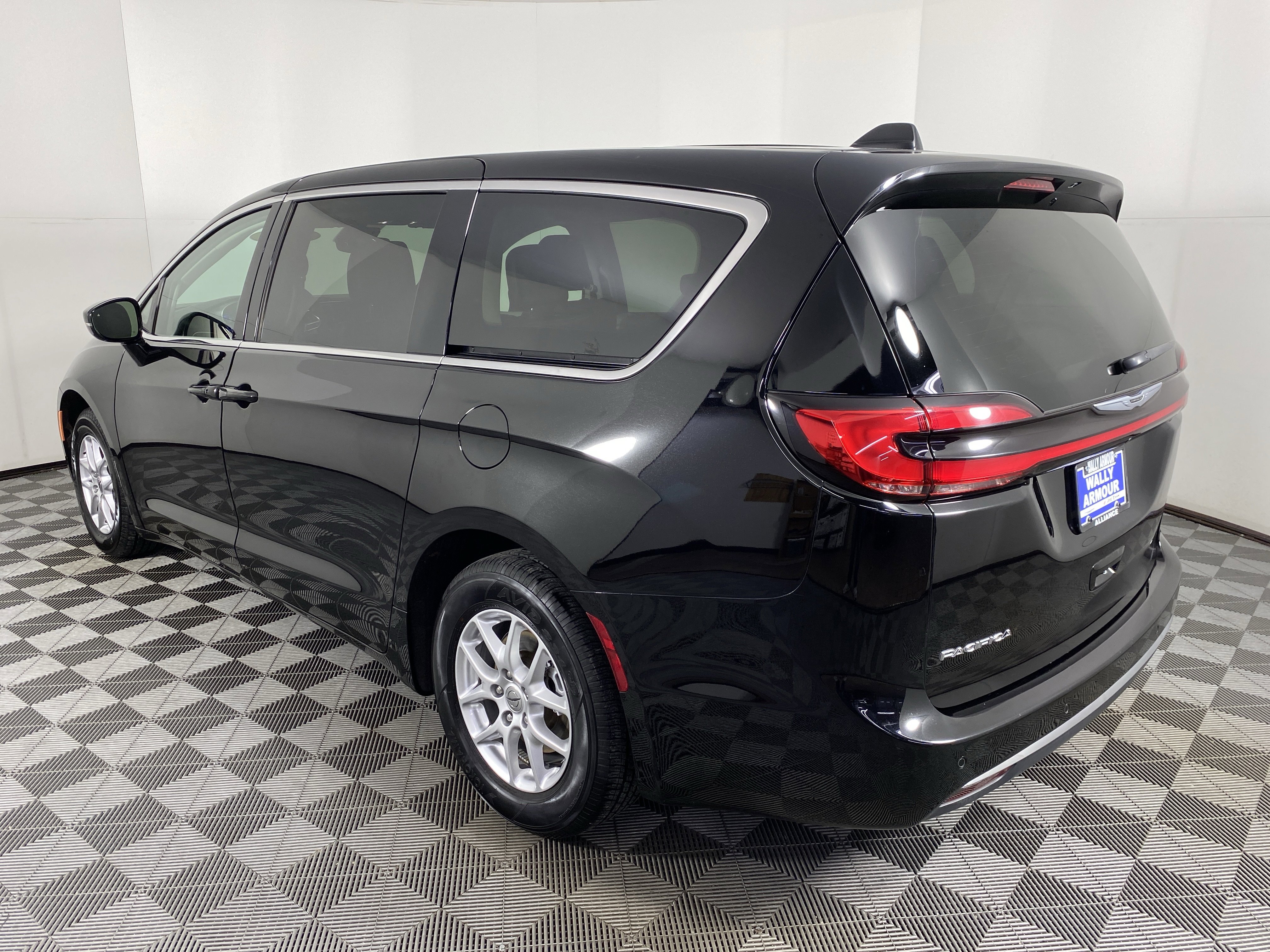 Used 2024 Chrysler Pacifica Touring-L image 9