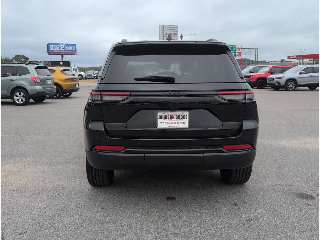 New 2025 Jeep Grand Cherokee Altitude image 4