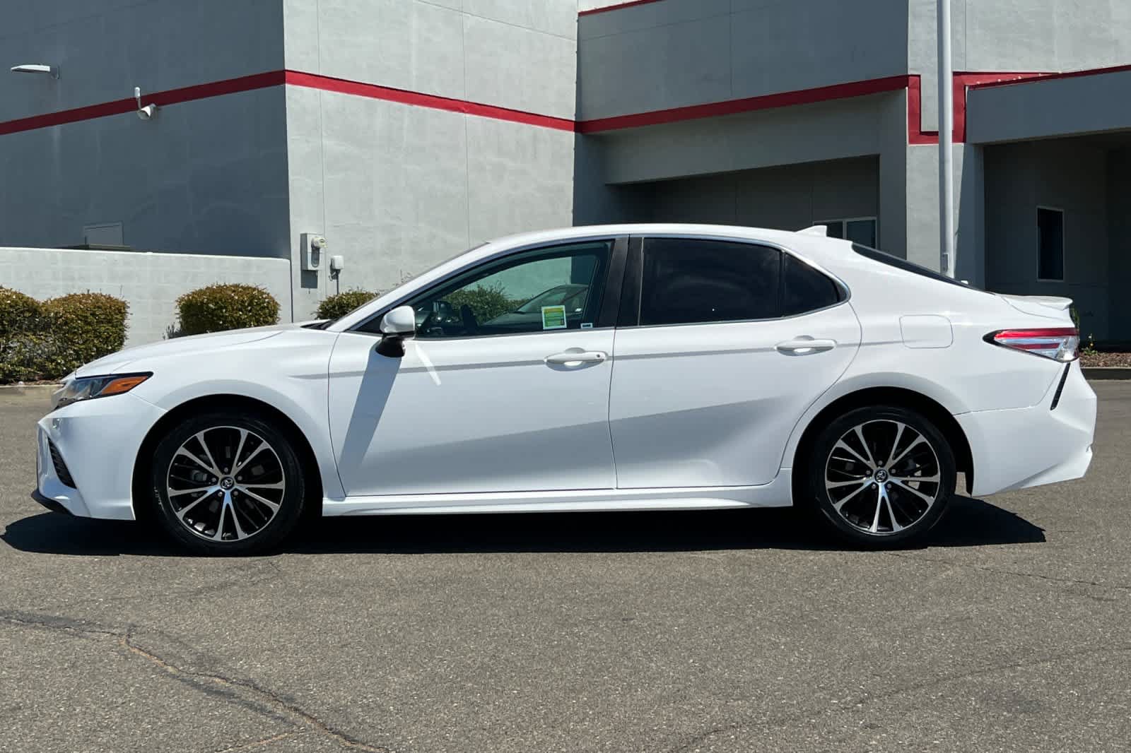 Used 2020 Toyota Camry SE w/ Carpet Mat Package FWD image 9