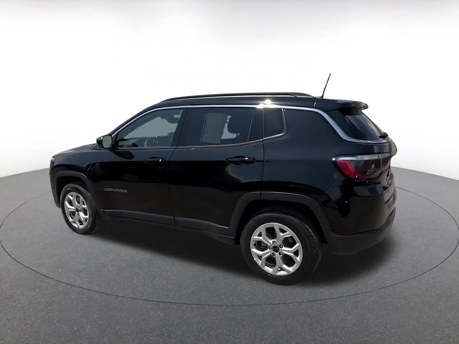 Used 2025 Jeep Compass Latitude AWD/4WD image 10