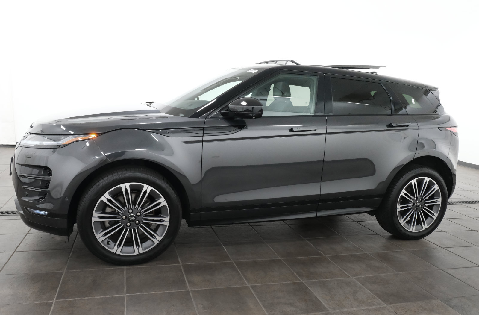 Used 2024 Land Rover Range Rover Evoque Dynamic SE AWD/4WD image 2