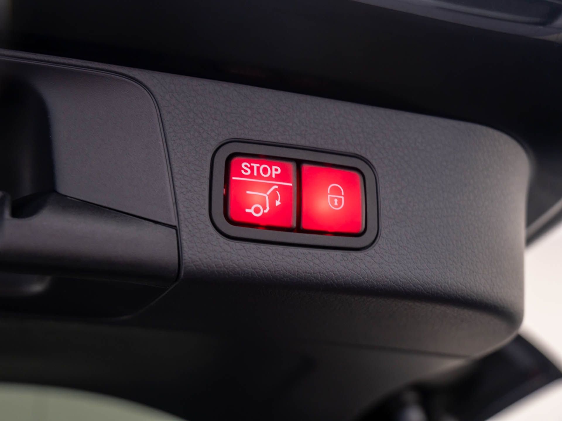 Certified 2024 Mercedes-Benz GLB 250 4MATIC w/ Exclusive Package image 34