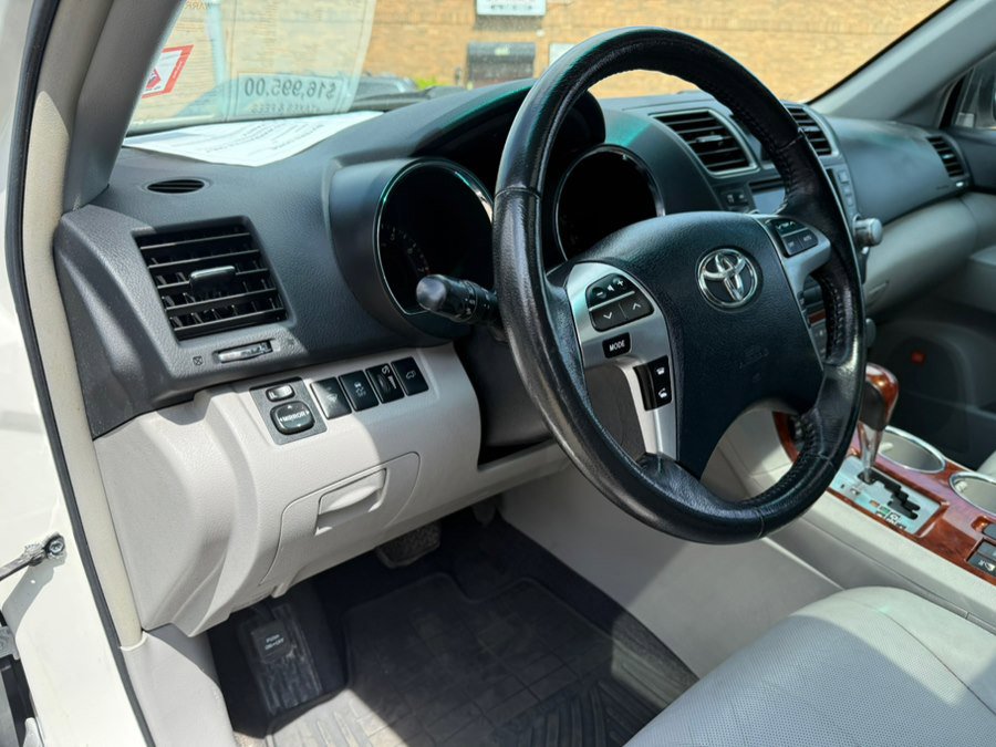 Used 2011 Toyota Highlander Limited w/ Tow Pkg AWD/4WD image 14