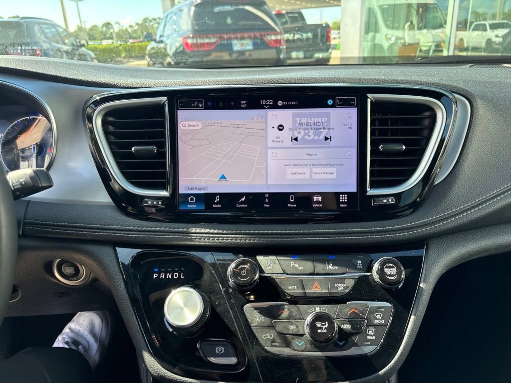 Used 2025 Chrysler Pacifica Limited FWD image 11