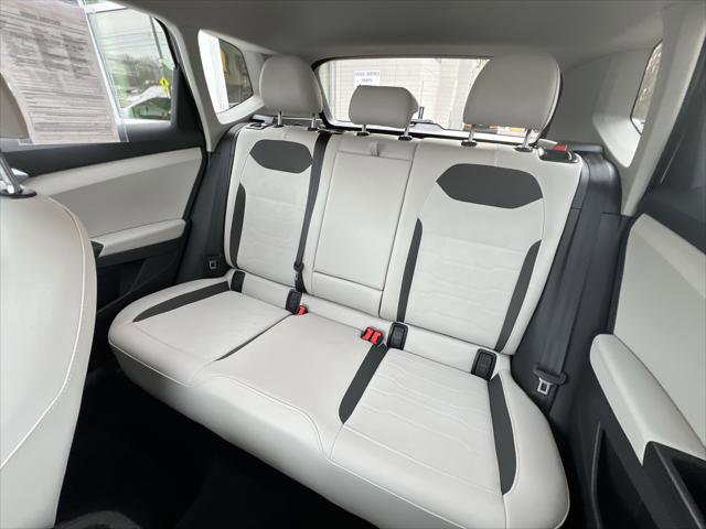 Used 2025 Volkswagen Taos SE image 21