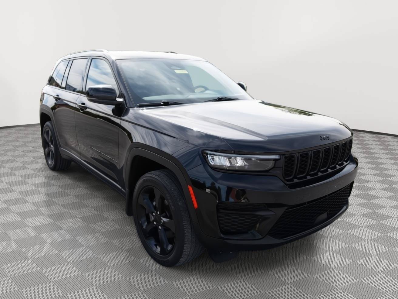 Used 2023 Jeep Grand Cherokee Altitude AWD/4WD image 3