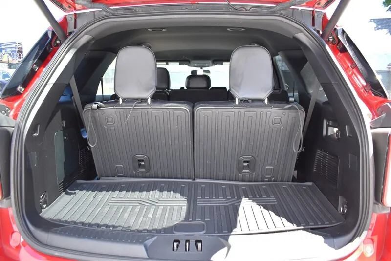 Used 2020 Ford Explorer XLT w/ Equipment Group 202A AWD/4WD image 34