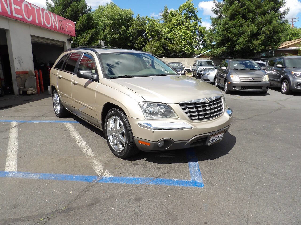 Used 2005 Chrysler Pacifica Touring AWD/4WD image 2