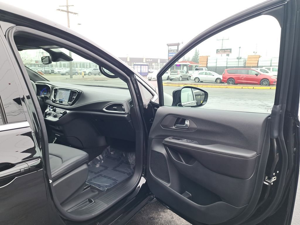 New 2026 Chrysler Pacifica Select FWD image 16