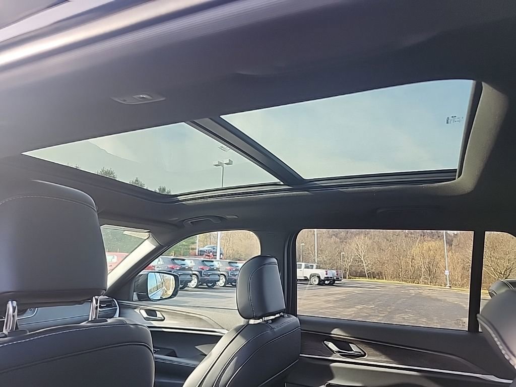 New 2025 Jeep Grand Cherokee L Limited w/ Black Appearance Package image 22