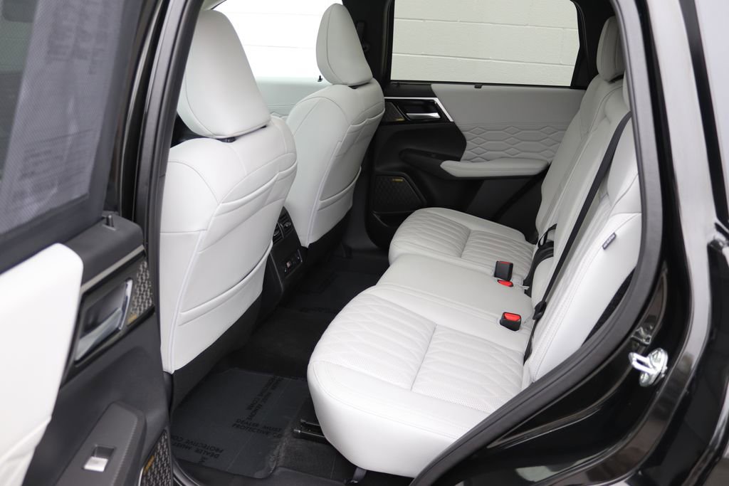 Used 2025 Mitsubishi Outlander AWD image 5