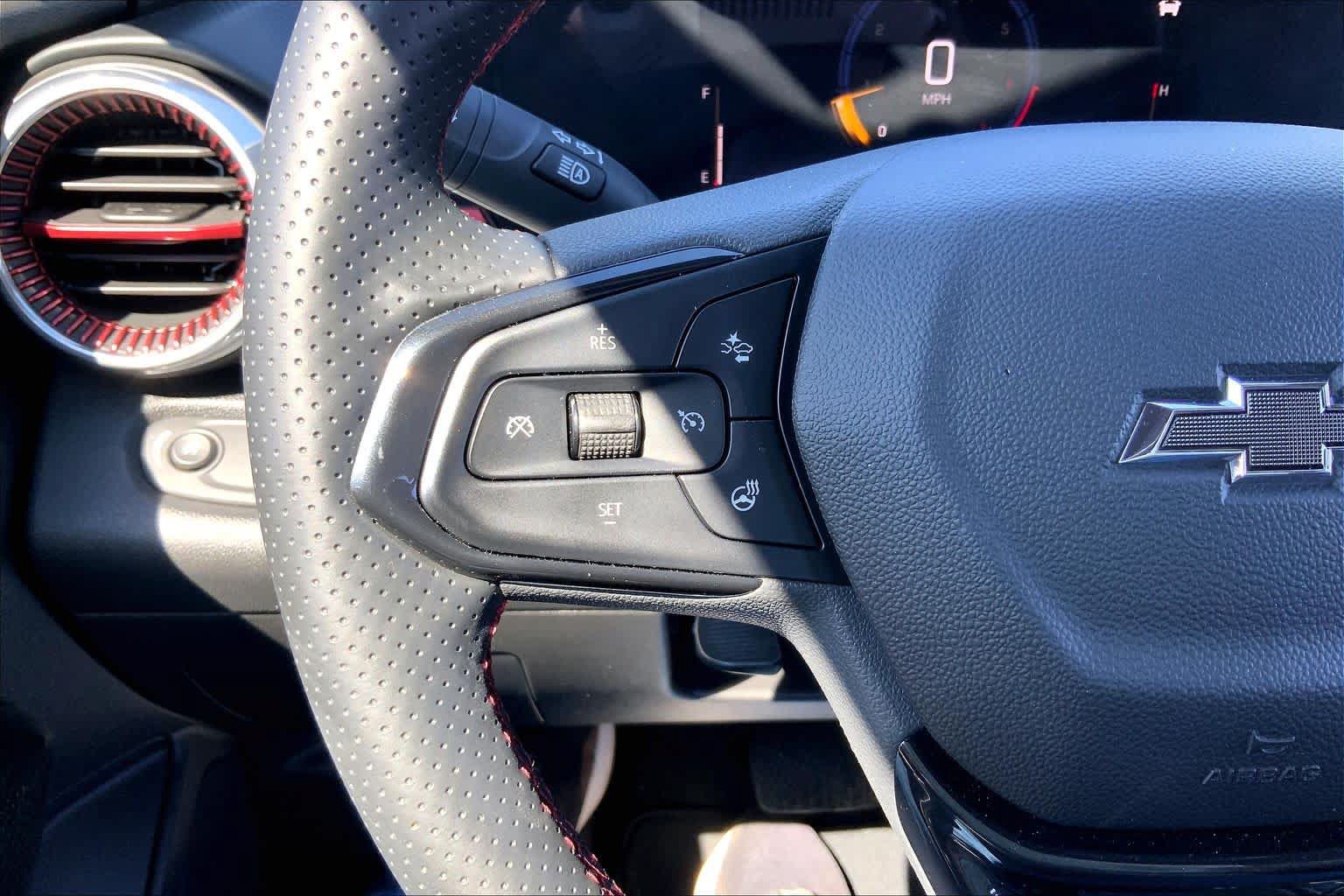 Used 2025 Chevrolet Trax RS w/ Sunroof Package FWD image 24