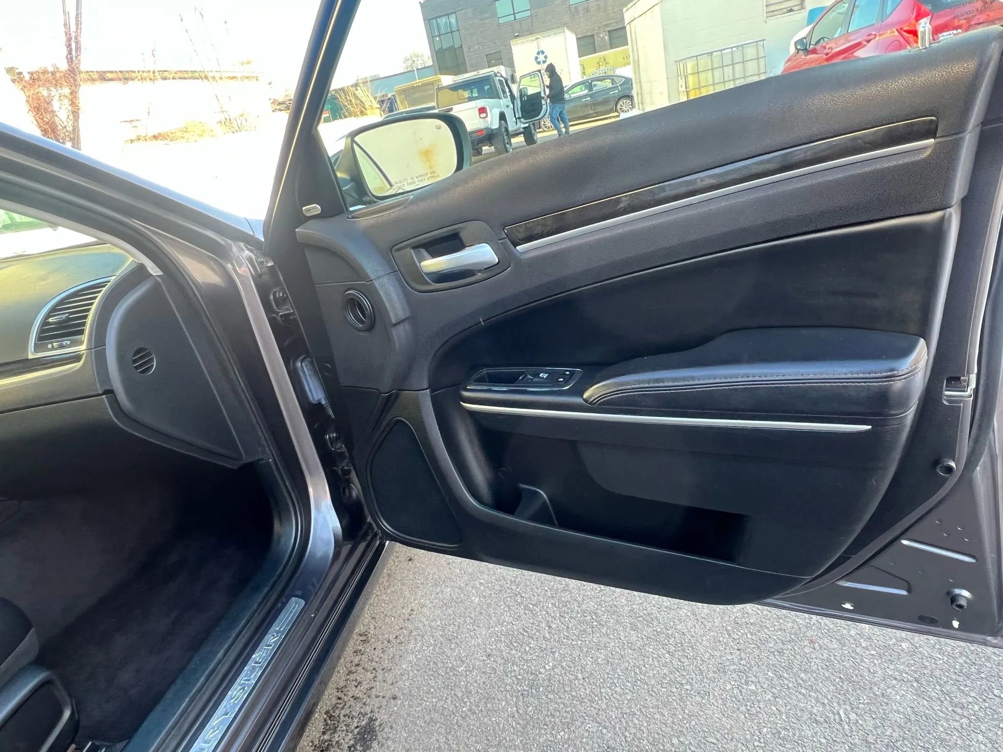 Used 2017 Chrysler 300 C RWD image 30