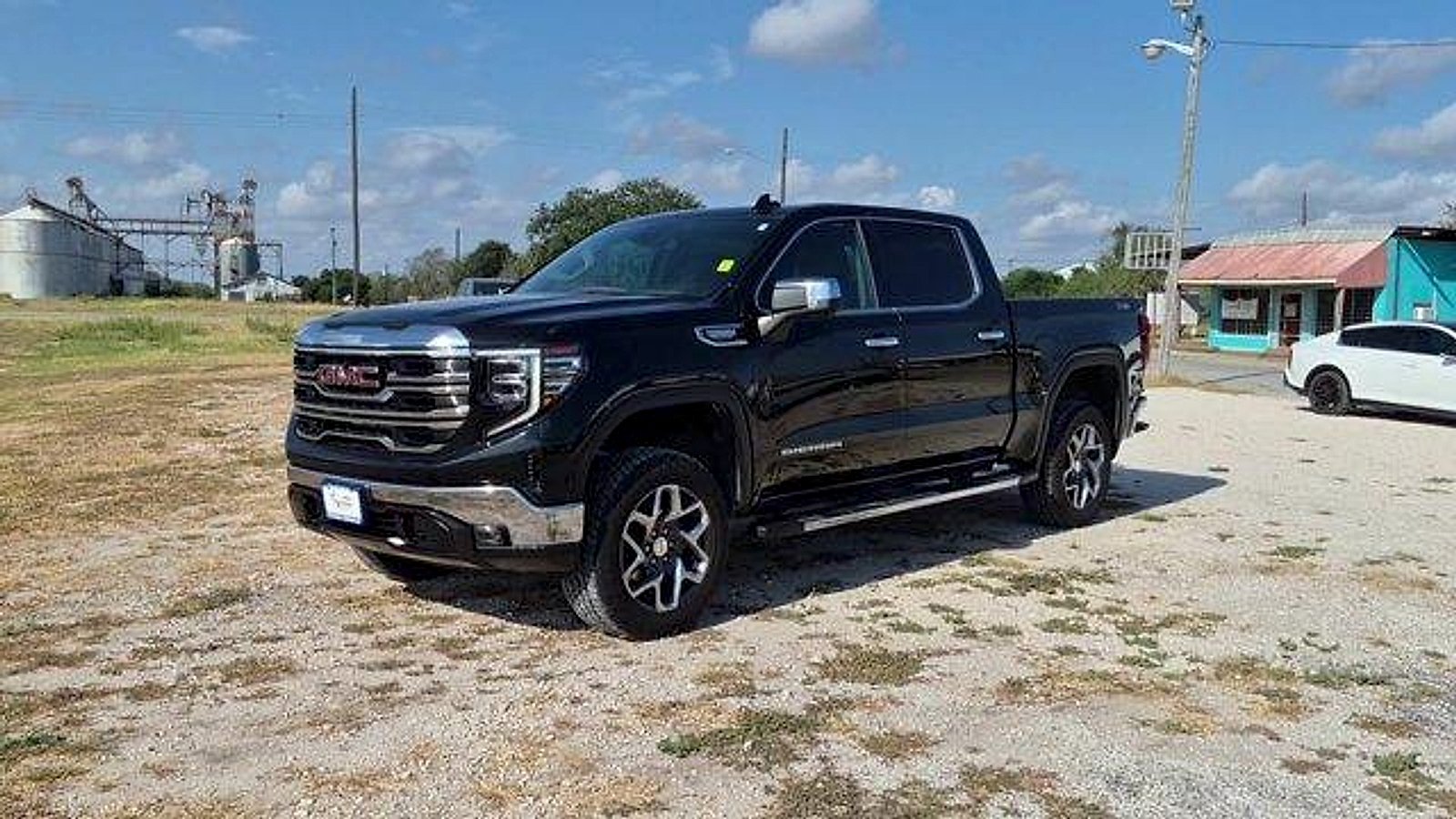 Used 2023 GMC Sierra 1500 SLT AWD/4WD image 4