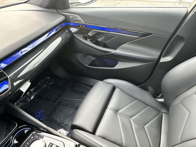 Used 2026 BMW 550e xDrive w/ Premium Package image 37