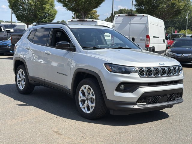 Used 2025 Jeep Compass Latitude AWD/4WD image 15