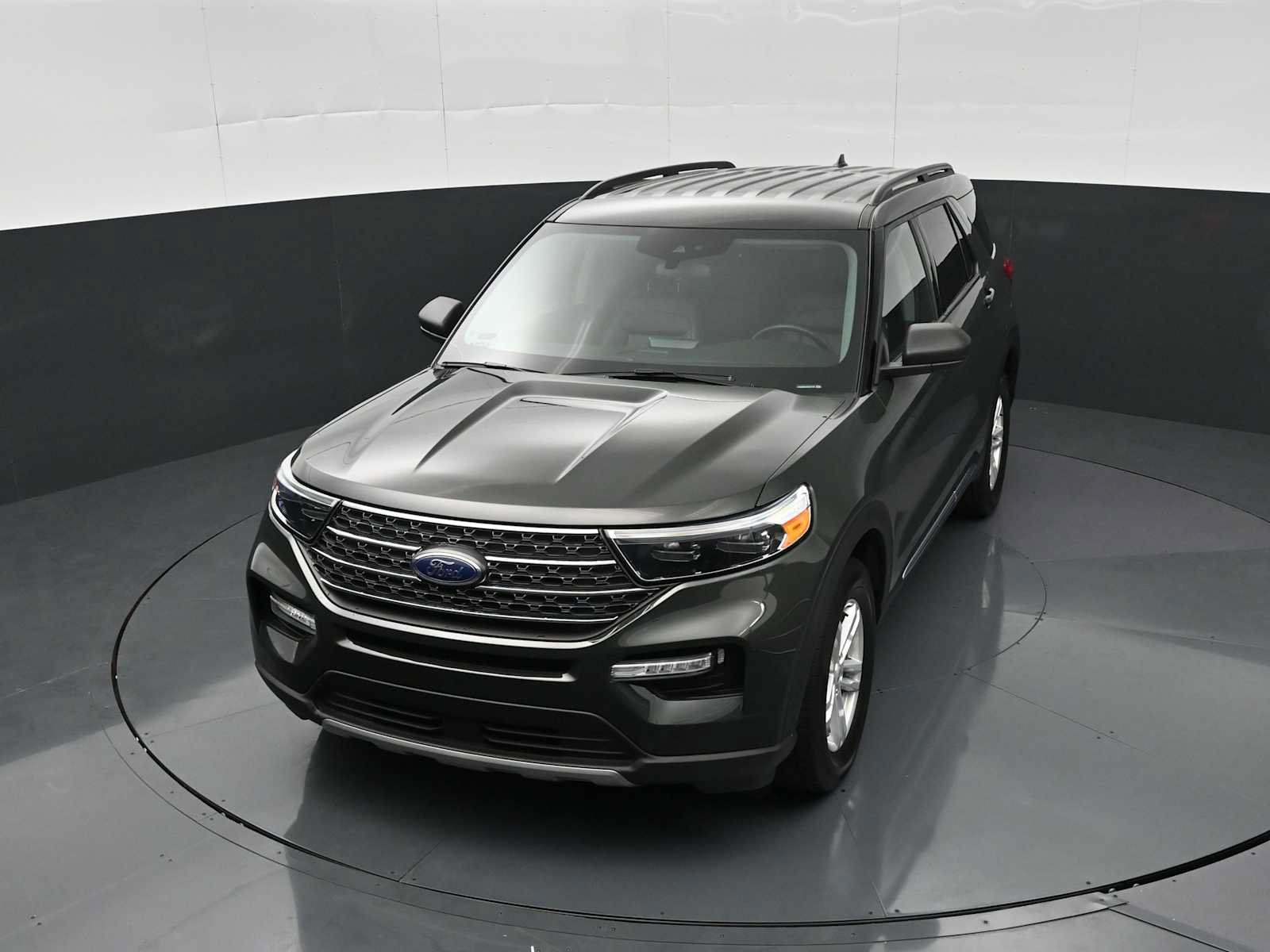 Used 2022 Ford Explorer XLT w/ Equipment Group 202A AWD/4WD image 17