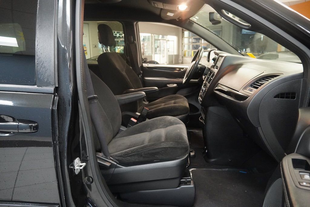 Used 2017 Dodge Grand Caravan SE image 25