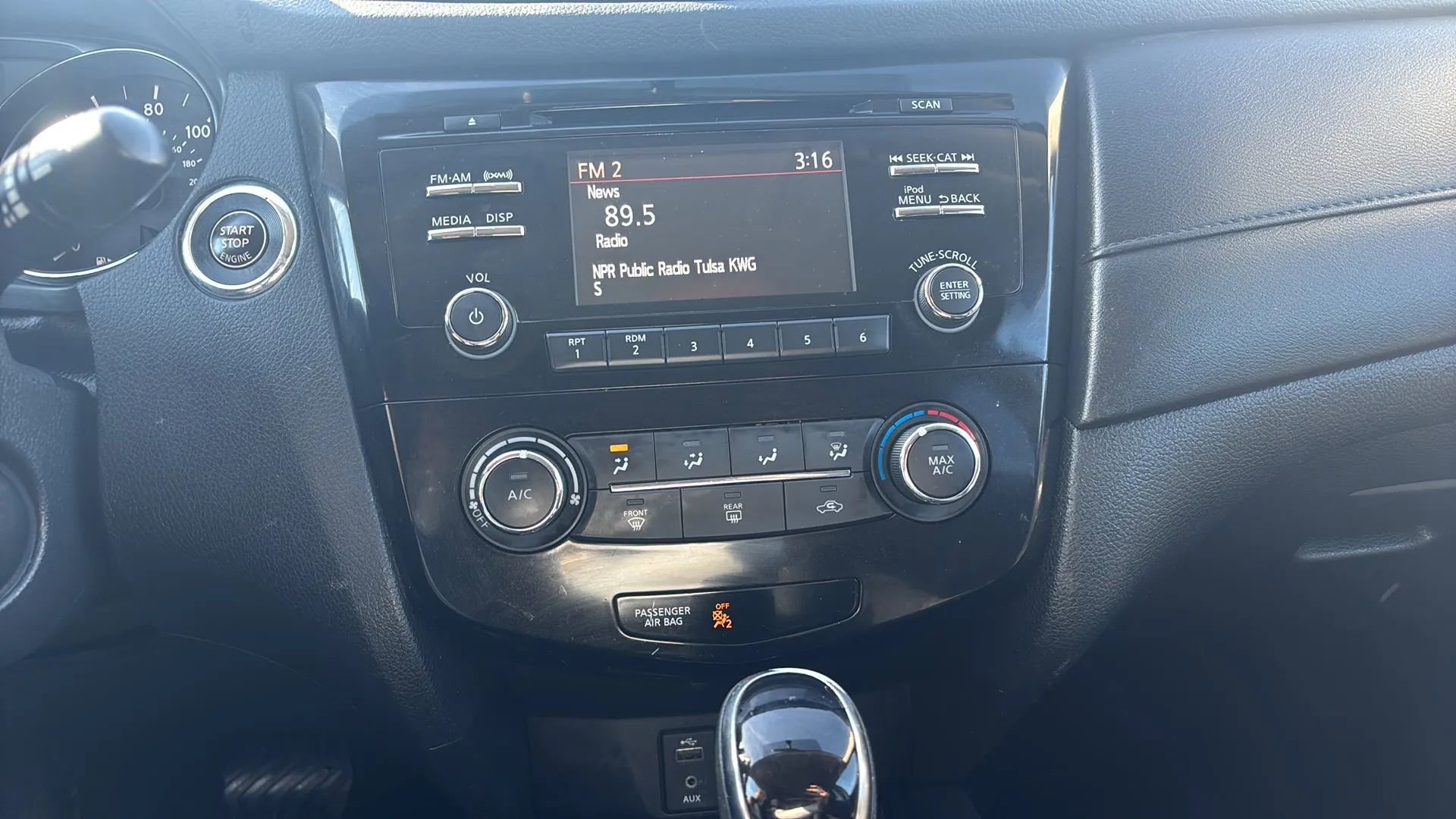 Used 2017 Nissan Rogue S image 4