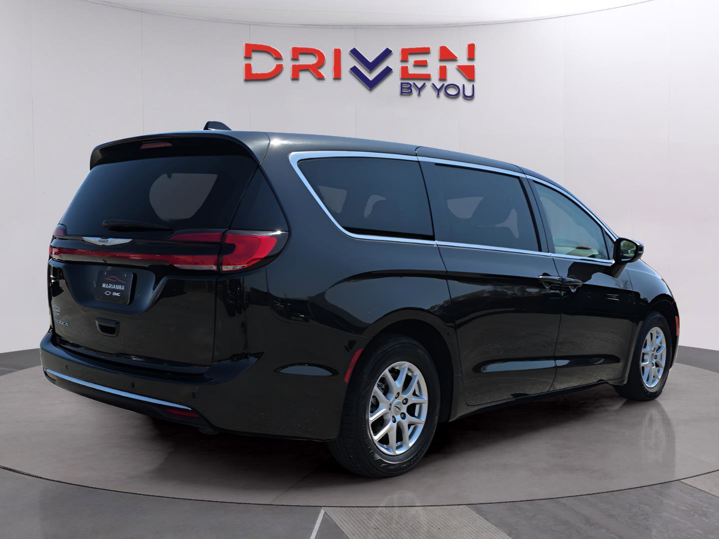 Used 2023 Chrysler Pacifica Touring-L image 5