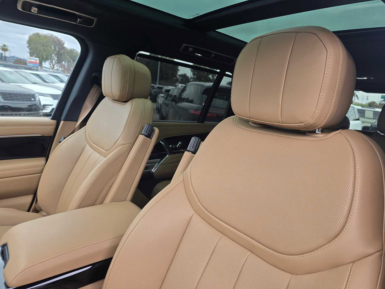 New 2025 Land Rover Range Rover Long Wheelbase SE image 29