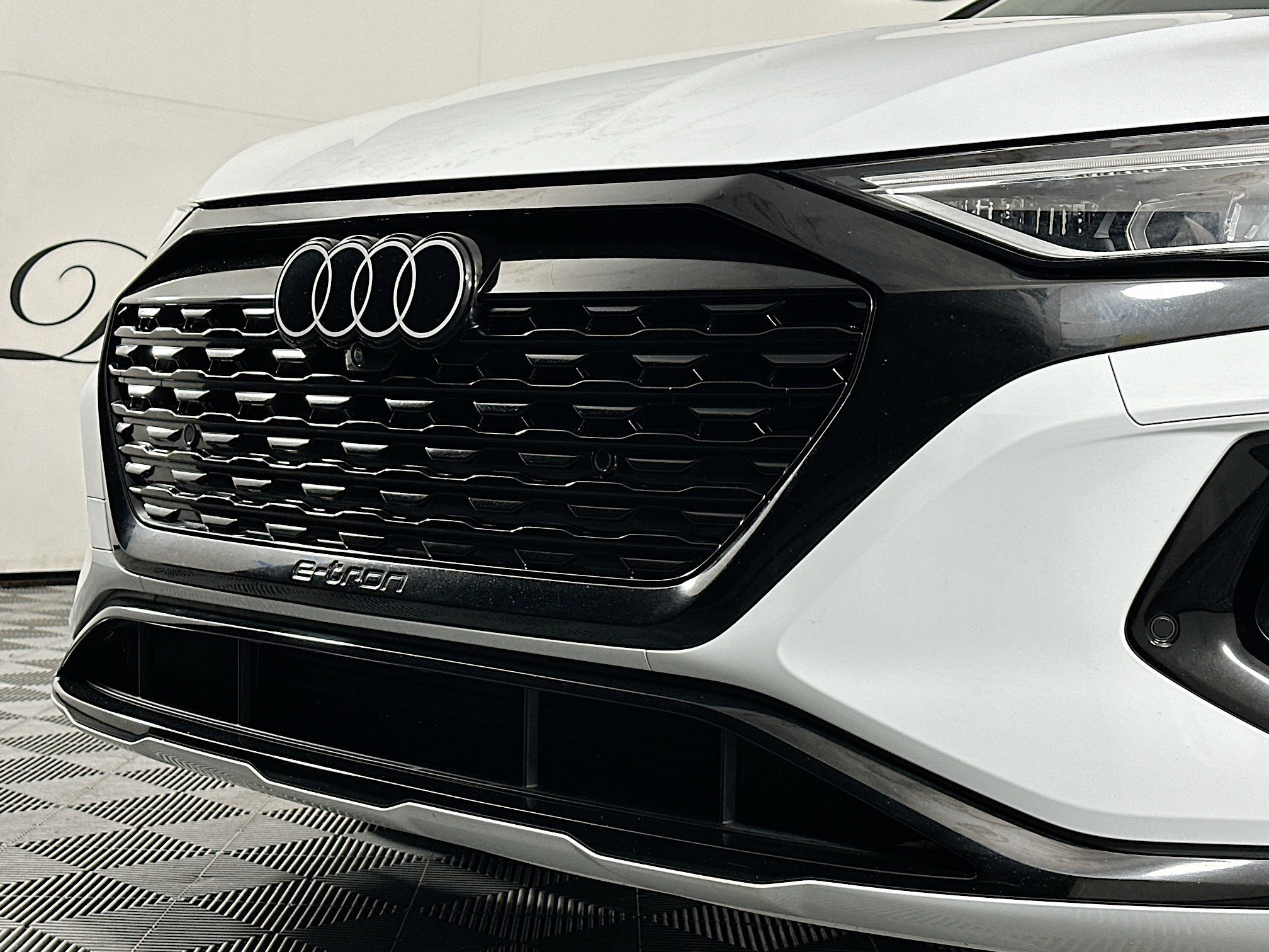 Used 2024 Audi Q8 e-tron Premium Plus w/ Premium Plus Package image 34