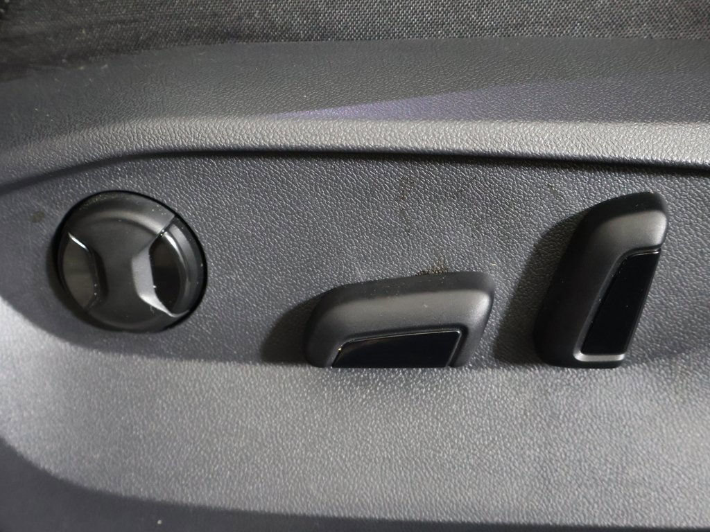 Used 2023 Volkswagen Tiguan SE image 31