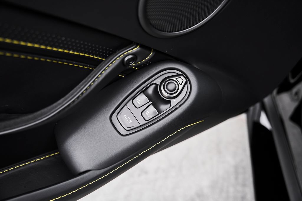 Used 2023 Aston Martin V8 Vantage Coupe RWD image 27