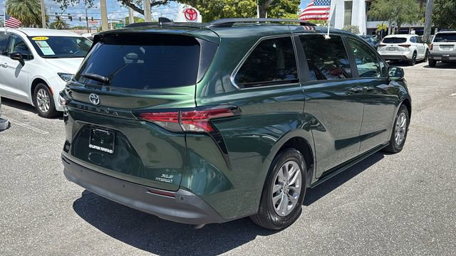 Certified 2022 Toyota Sienna XLE image 9