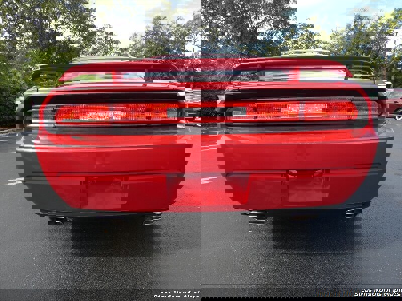 Used 2011 Dodge Challenger SE image 12