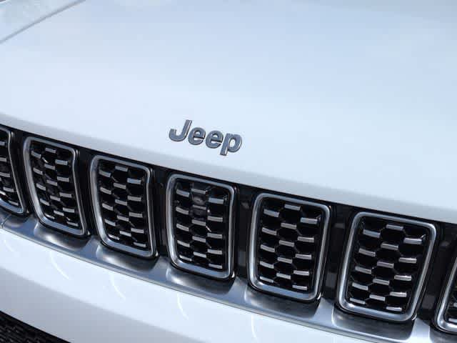 Used 2023 Jeep Grand Cherokee Summit AWD/4WD image 12