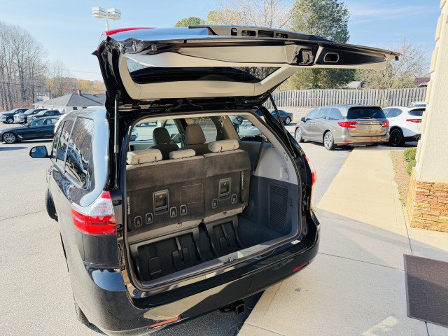 Used 2020 Toyota Sienna L FWD image 15
