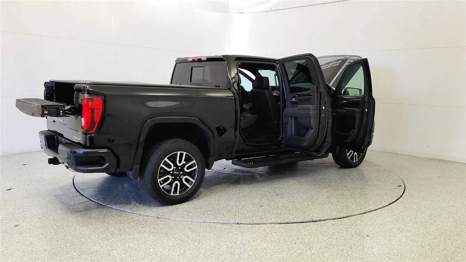 Used 2025 GMC Sierra 1500 AT4 w/ Technology Package AWD/4WD image 12