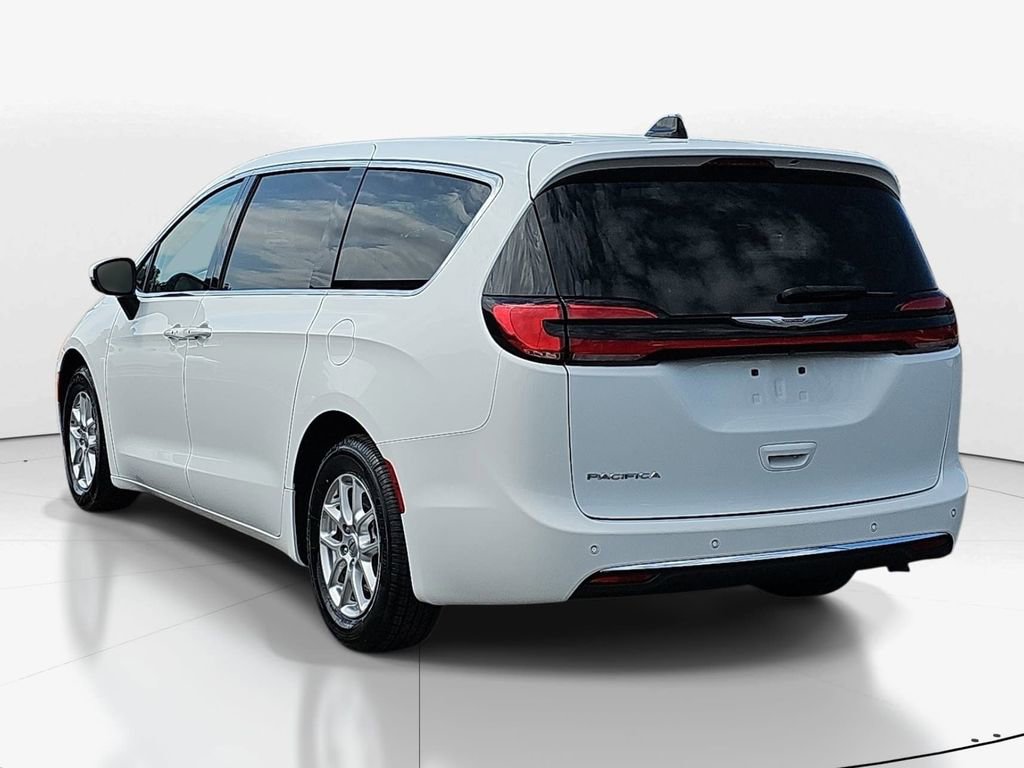 Used 2023 Chrysler Pacifica Touring-L image 7