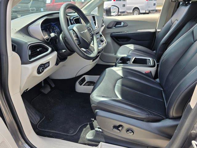 Used 2023 Chrysler Pacifica Touring-L FWD image 10