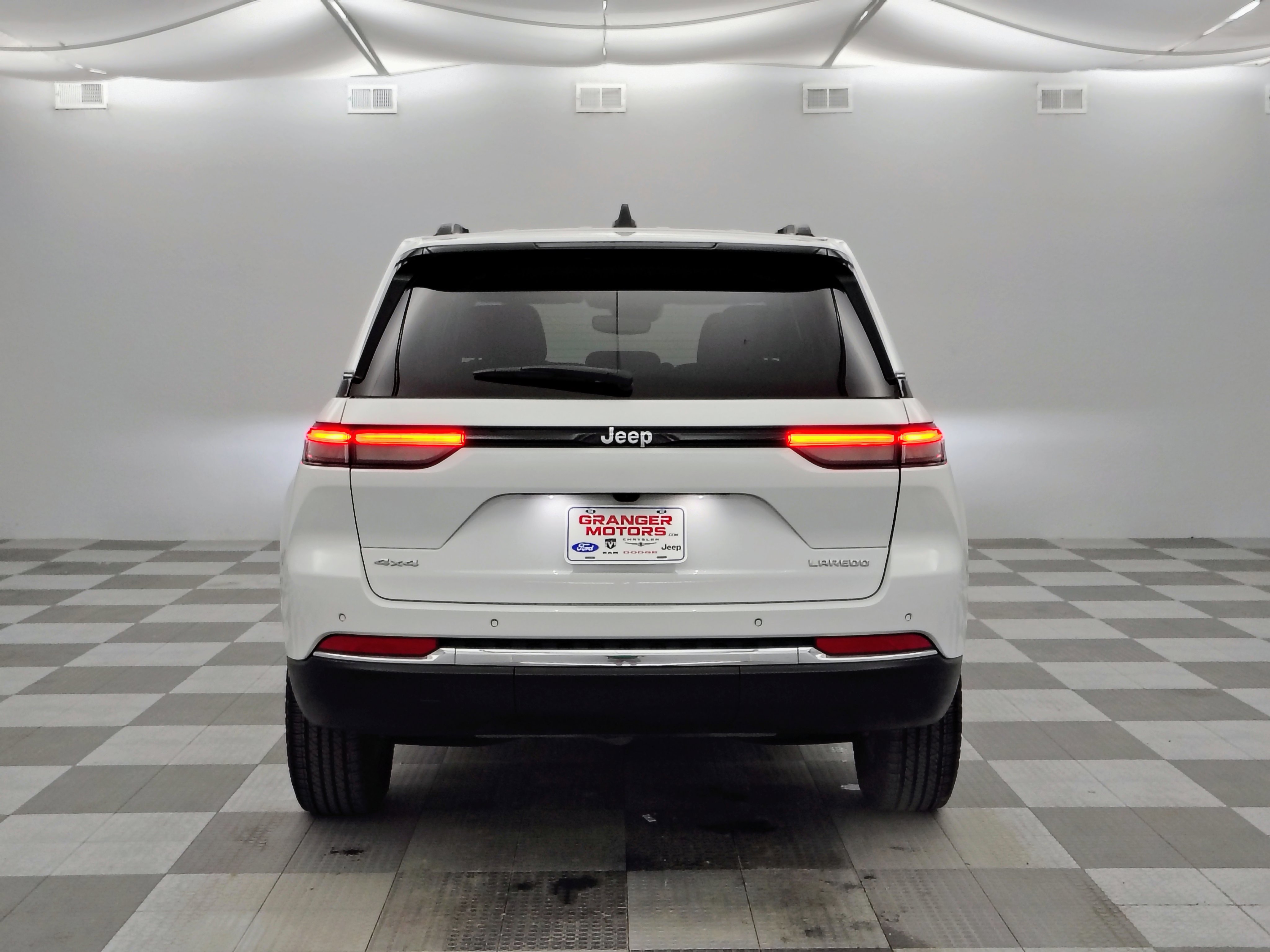 Used 2023 Jeep Grand Cherokee Laredo AWD/4WD image 8