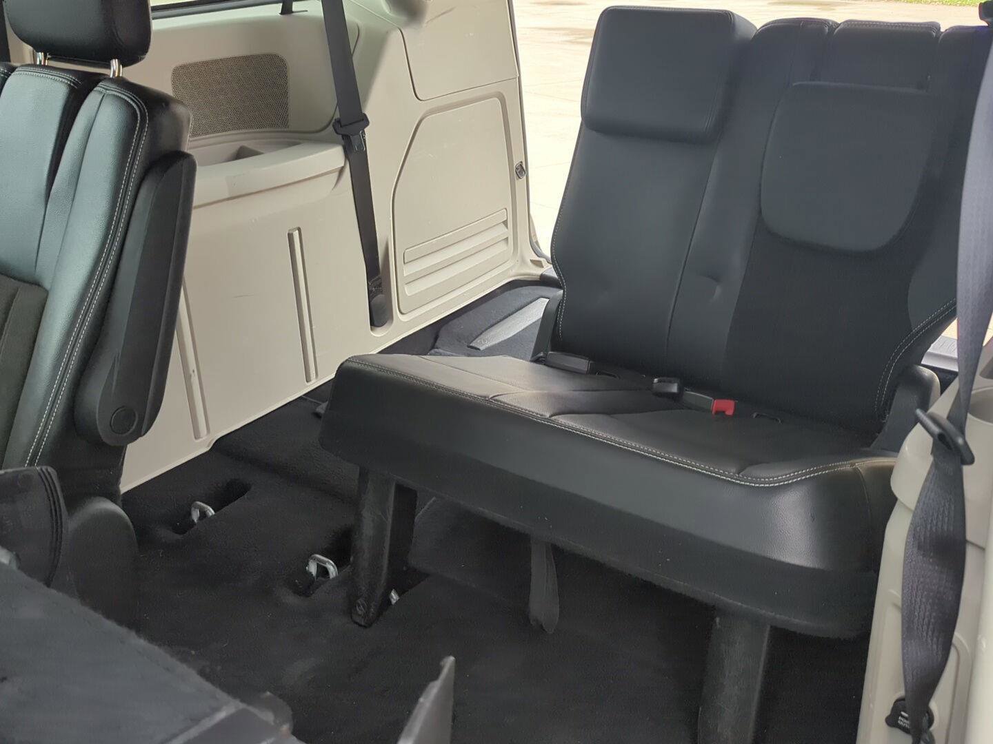 Used 2019 Dodge Grand Caravan SXT image 24