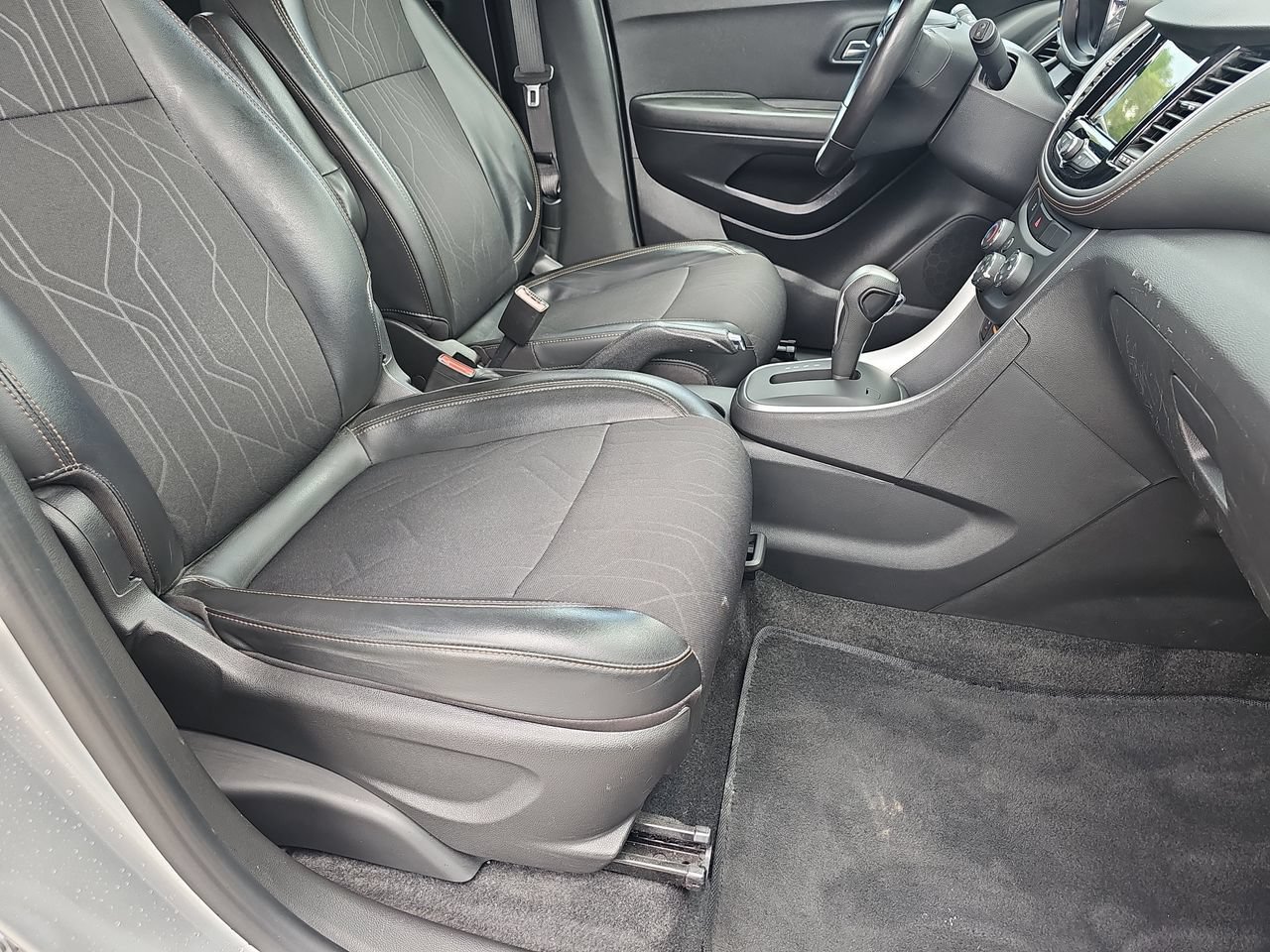 Used 2019 Chevrolet Trax LT w/ LT Convenience Package FWD image 13