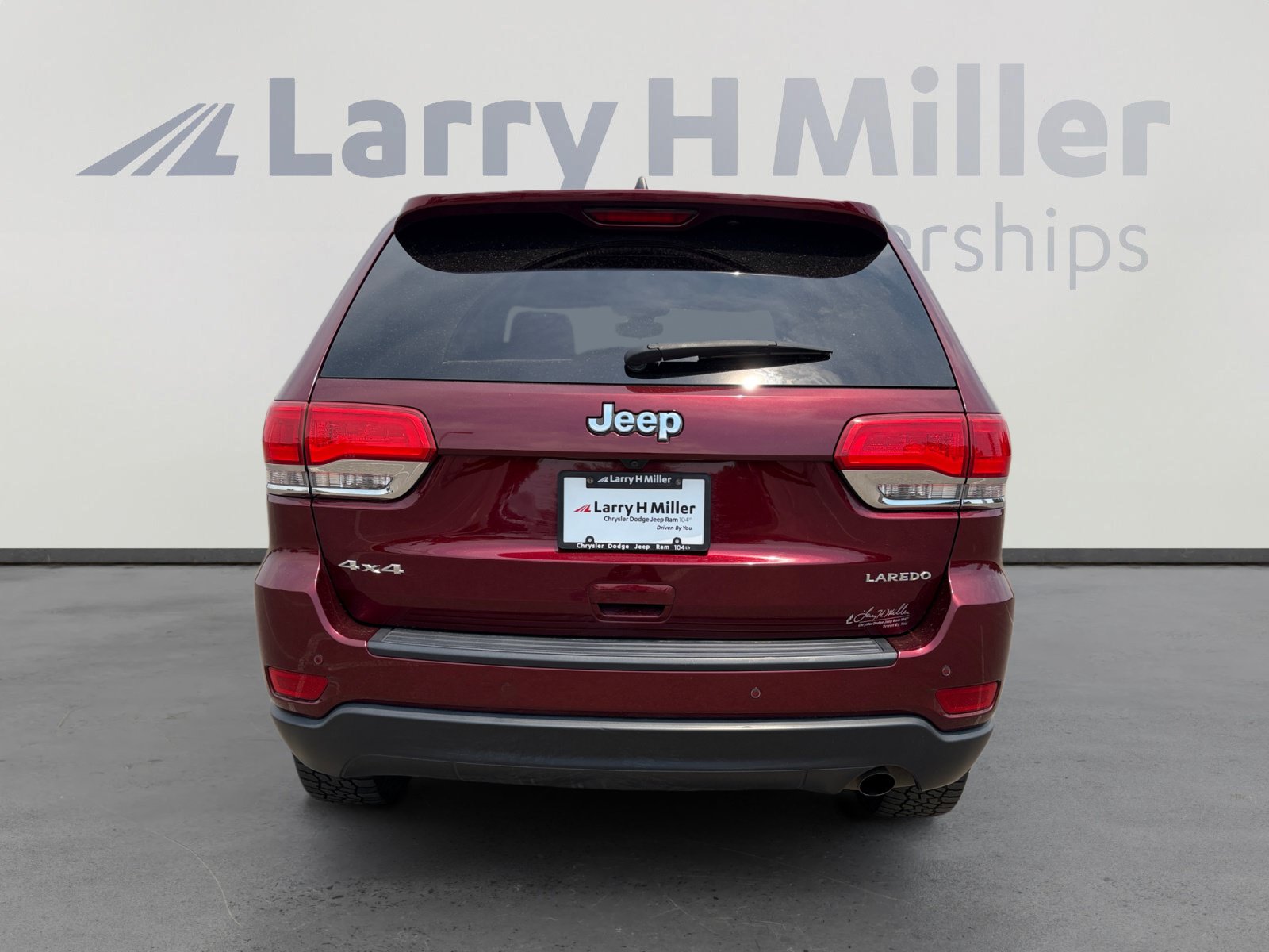 Used 2017 Jeep Grand Cherokee Laredo AWD/4WD image 5