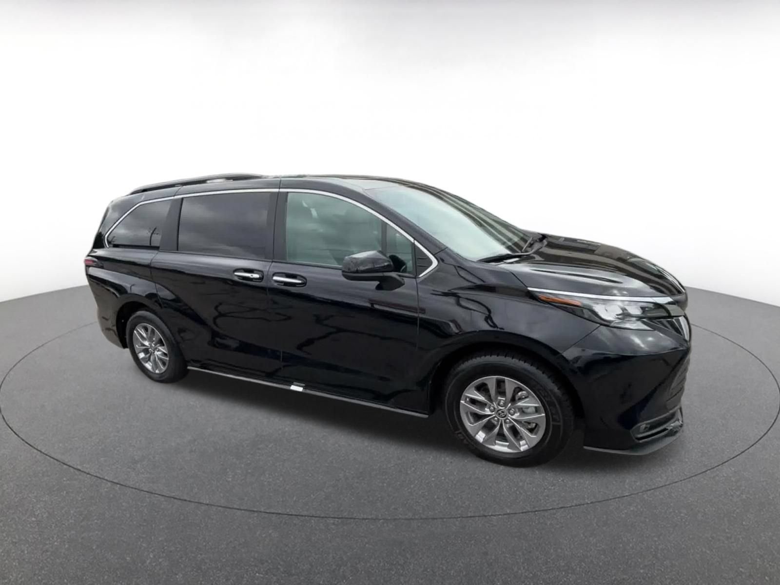 Used 2025 Toyota Sienna XLE FWD image 2