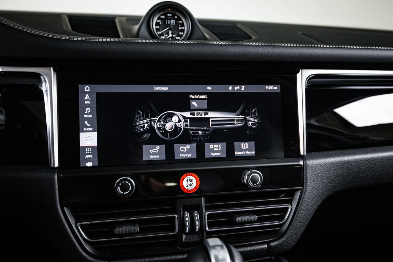 Certified 2023 Porsche Macan Turbo AWD/4WD image 18