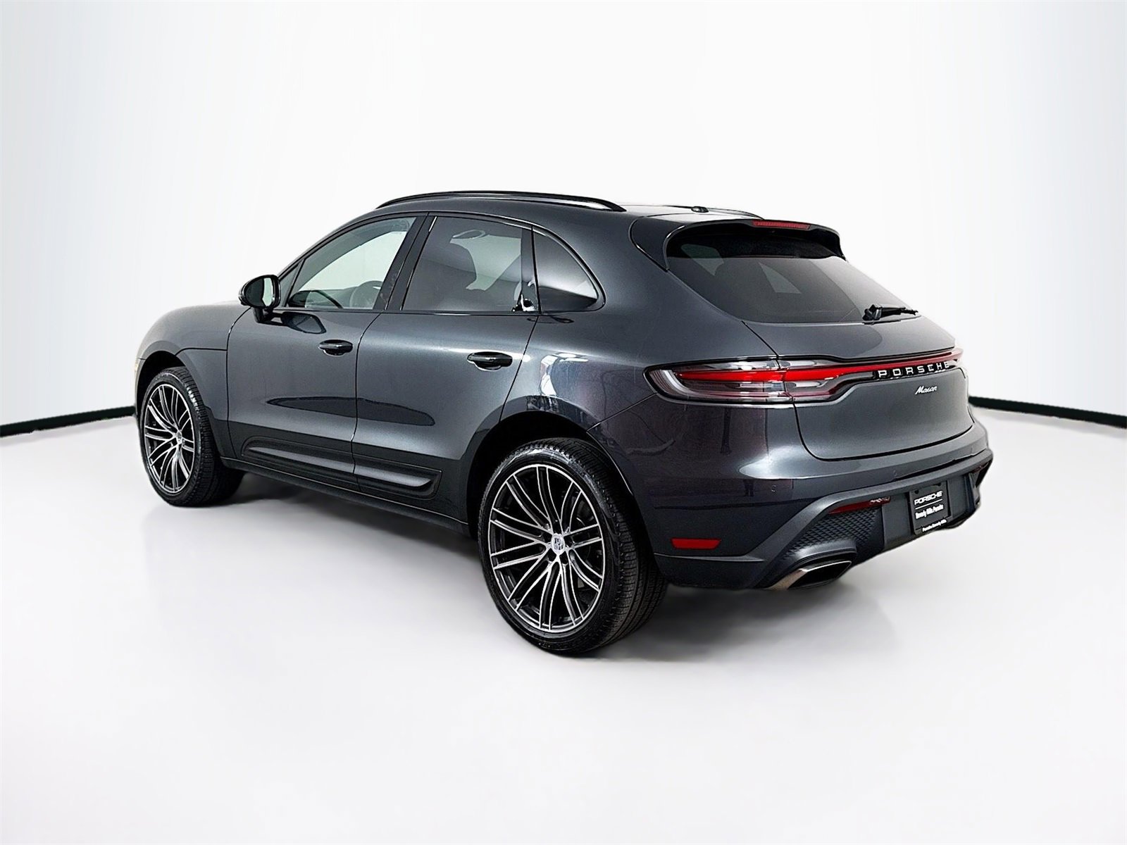 Used 2025 Porsche Macan image 3