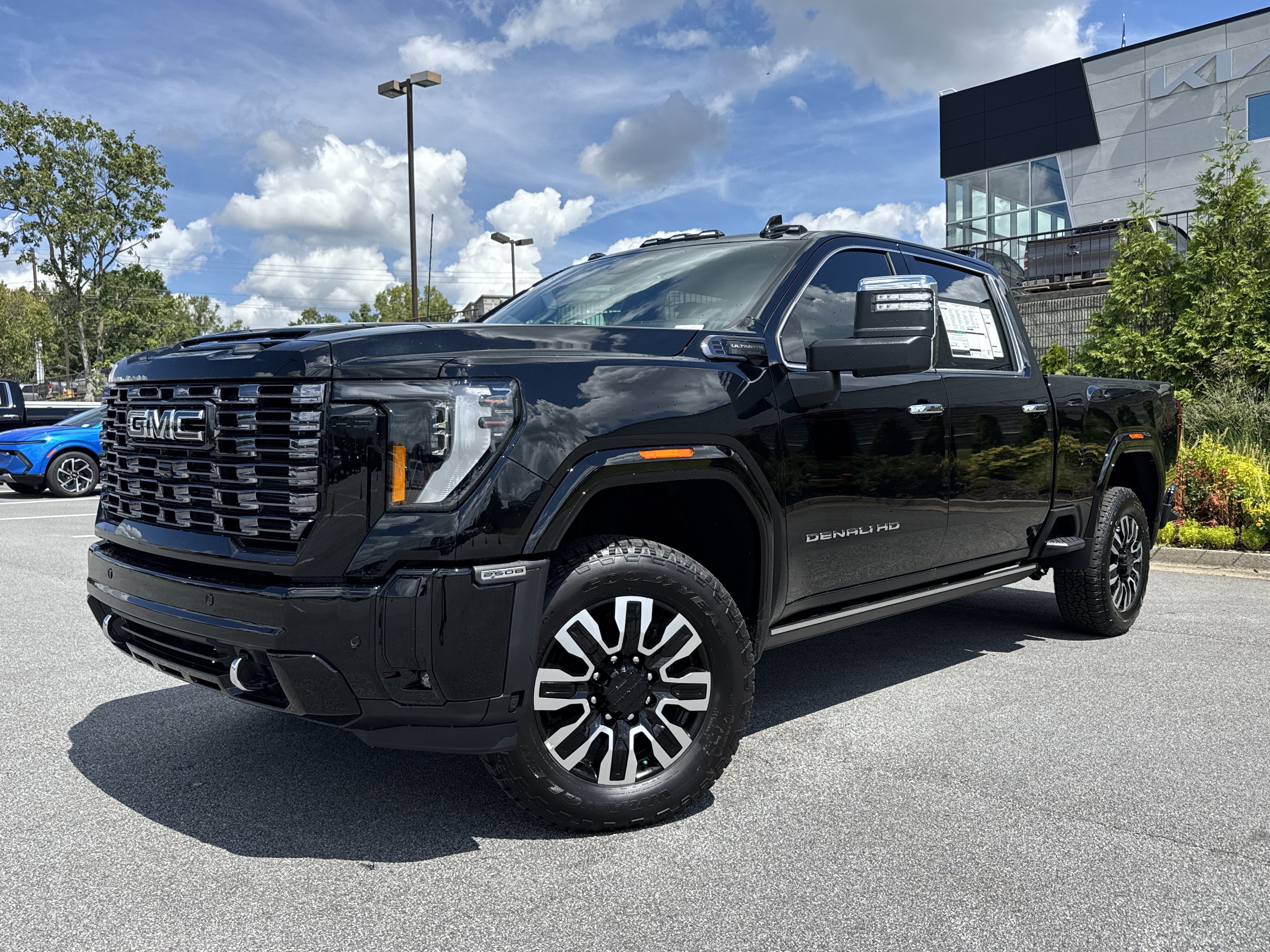 New 2026 GMC Sierra 2500 Denali Ultimate w/ LPO, Black Badging Package AWD/4WD image 3