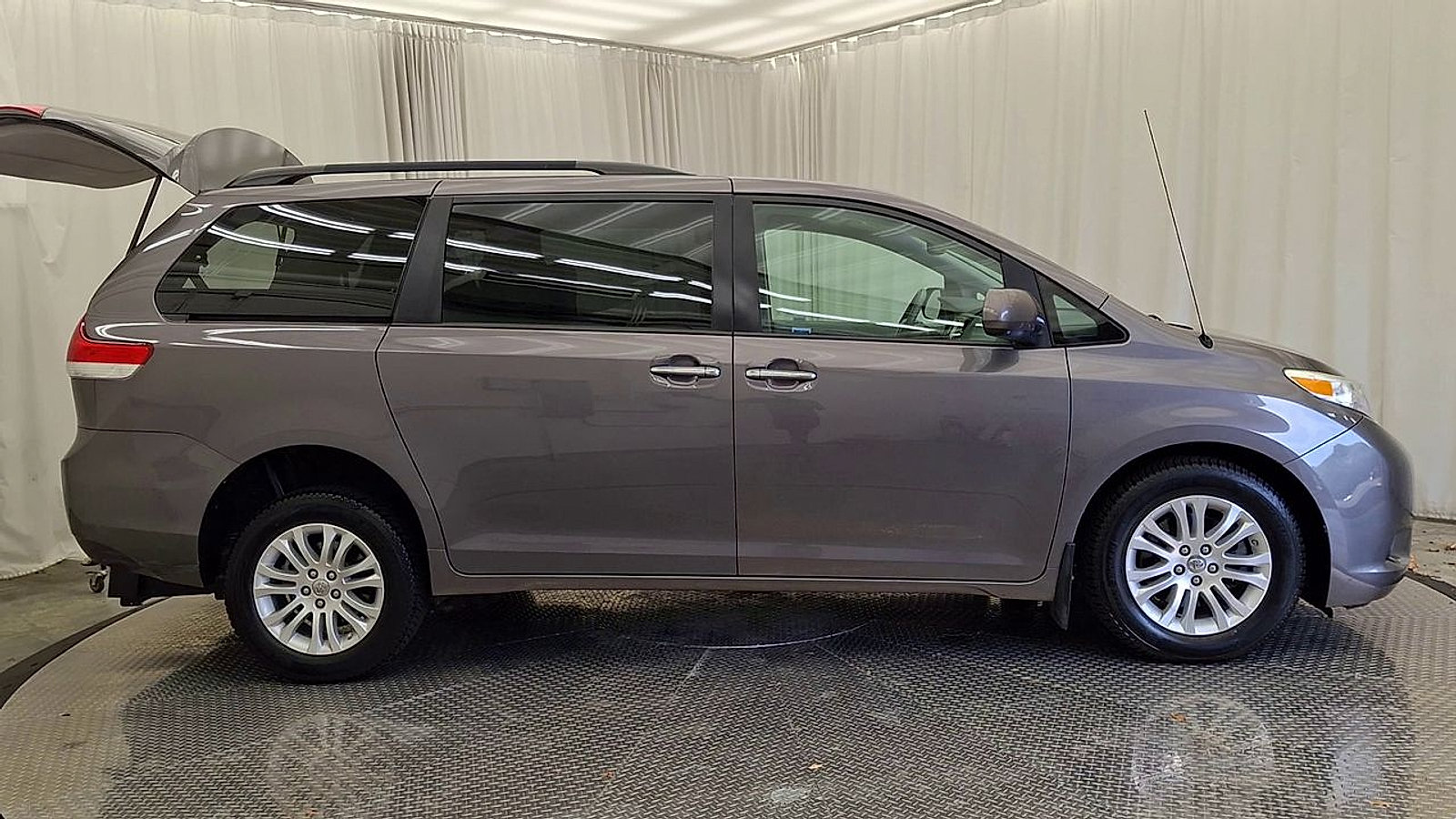 Used 2014 Toyota Sienna XLE w/ Entertainment Package FWD image 6