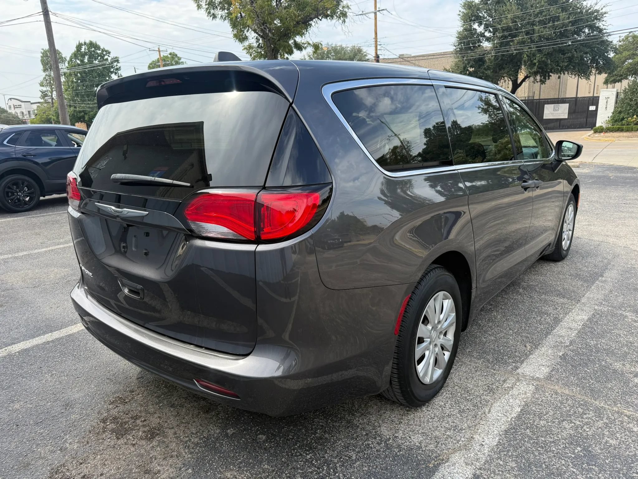 Used 2021 Chrysler Voyager L FWD image 5