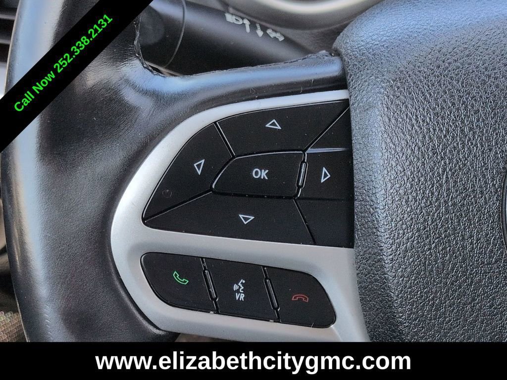 Used 2017 Jeep Cherokee Overland w/ Technology Group AWD/4WD image 30