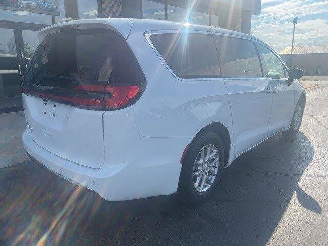 New 2026 Chrysler Pacifica Select image 3