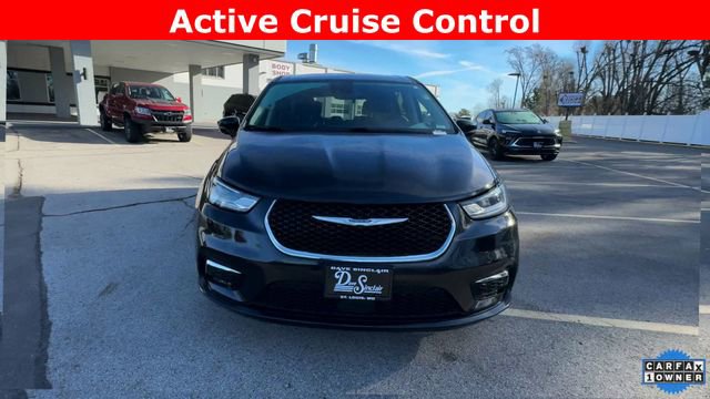 Used 2024 Chrysler Pacifica Limited image 3