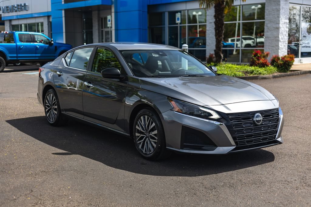 Used 2024 Nissan Altima 2.5 SV FWD image 8